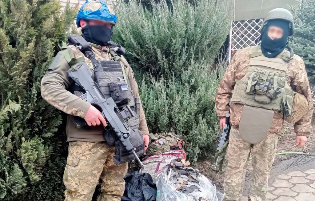 Гуманітарний Хаб “Схід-Захід” передав маскувальні сітки українським захисникам