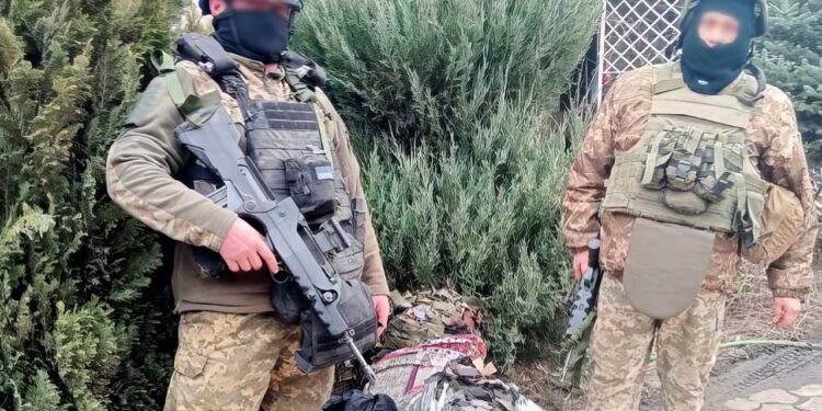 Гуманітарний Хаб “Схід-Захід” передав маскувальні сітки українським захисникам