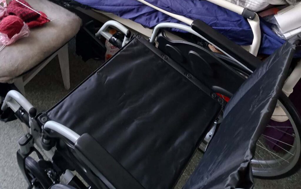 Волонтери Хабу "Схід-Захід" передали від Карітасу інвалідне крісло чоловіку волонтерки