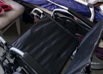 Волонтери Хабу "Схід-Захід" передали від Карітасу інвалідне крісло чоловіку волонтерки