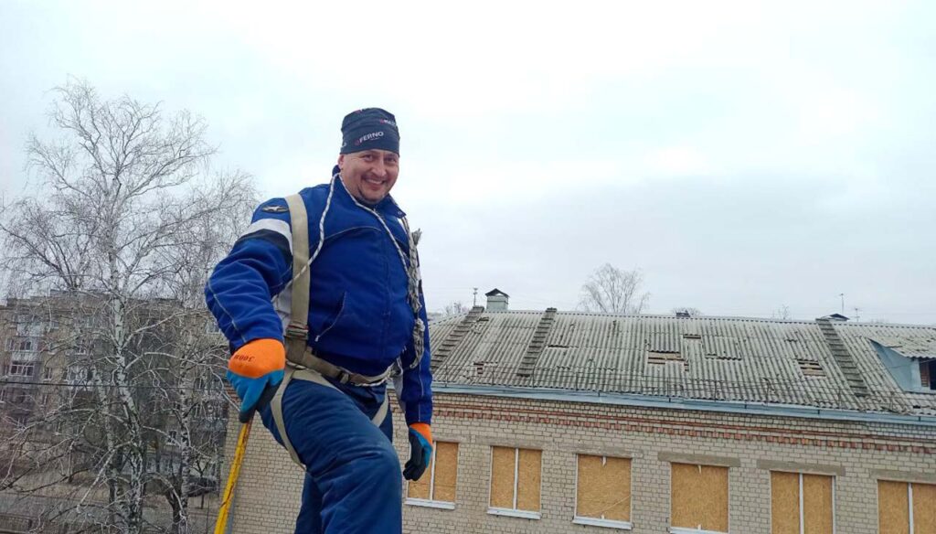 Група швидкого реагування: волонтери лагодять дахи шкіл у Харкові, - БО “БФ “Гуманітарний хаб “Схід-Захід”