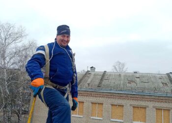 Група швидкого реагування: волонтери лагодять дахи шкіл у Харкові, - БО “БФ “Гуманітарний хаб “Схід-Захід”