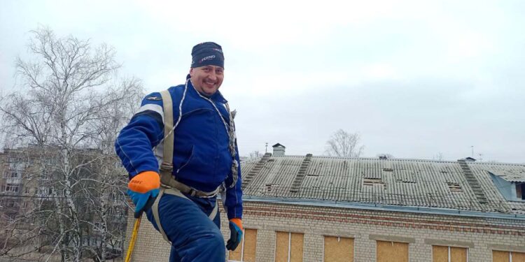 Група швидкого реагування: волонтери лагодять дахи шкіл у Харкові, - БО “БФ “Гуманітарний хаб “Схід-Захід”