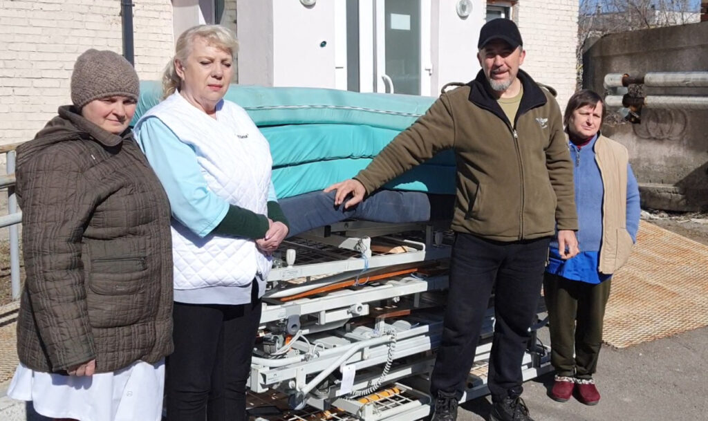 Мереф'янська лікарня отримала перші 4 з 14 функціональних ліжок, - Волонтерський центр допомоги "Люботин SOS"