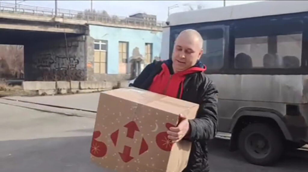 Волонтери Хабу “Схід-Захід” отримали основу для маскувальних сіток