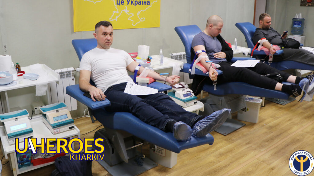 Колектив Харківської обласної служби зайнятості долучився до донації у Харківському обласному центрі крові.