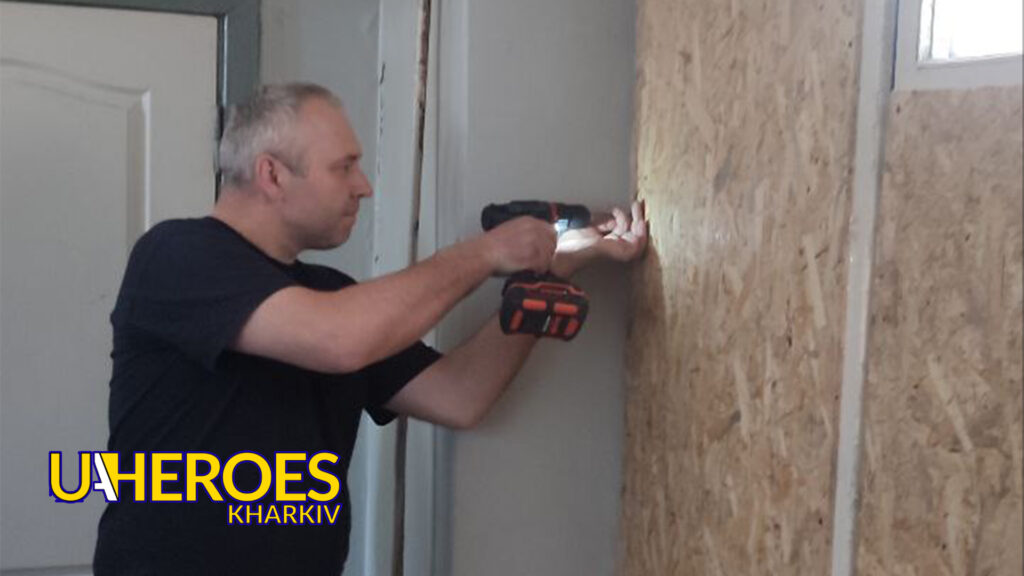 Відновлення після обстрілу: волонтери закрили вікна у пошкодженому будинку, - БО “БФ “Гуманітарний хаб “Схід-Захід”