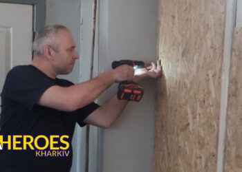 Відновлення після обстрілу: волонтери закрили вікна у пошкодженому будинку, - БО “БФ “Гуманітарний хаб “Схід-Захід”