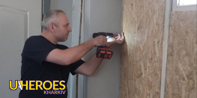 Відновлення після обстрілу: волонтери закрили вікна у пошкодженому будинку, - БО “БФ “Гуманітарний хаб “Схід-Захід”