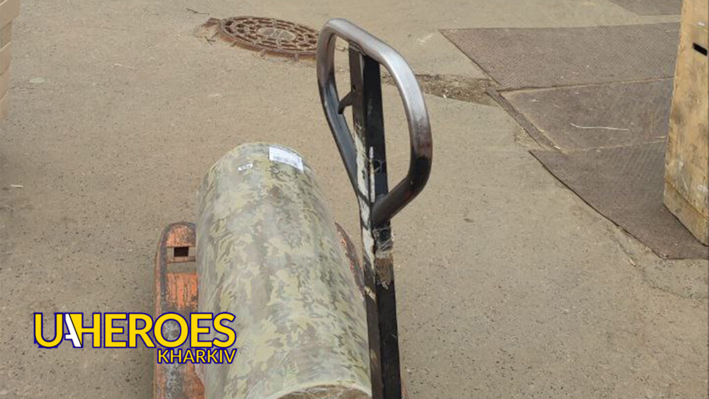 Волонтери Хабу “Схід-Захід” доставили рулон матеріалу для маскувальних сіток для групи Павла Довженка “Друзі ЗСУ”