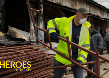 Волонтери гуманітарного хабу “Схід-Захід” разом з іншими організаціями ліквідують наслідки ракетного удару по м'ясокомбінату в Харкові