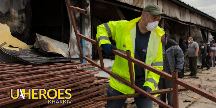 Волонтери гуманітарного хабу “Схід-Захід” разом з іншими організаціями ліквідують наслідки ракетного удару по м'ясокомбінату в Харкові
