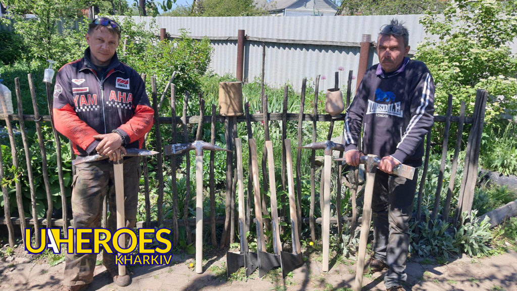 Без вихідних та перерв: волонтери Люботина виготовляють інструменти для українських військових