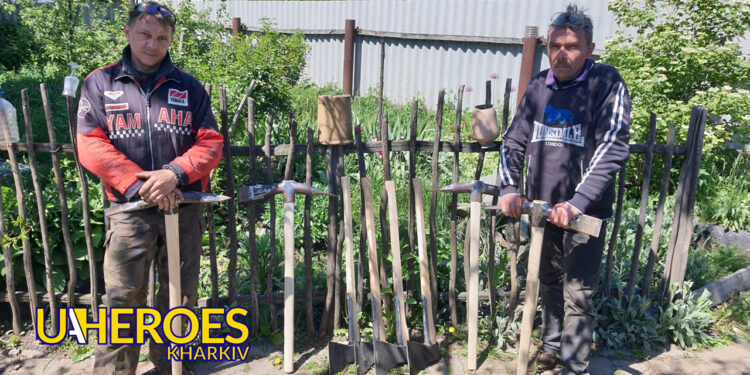 Без вихідних та перерв: волонтери Люботина виготовляють інструменти для українських військових