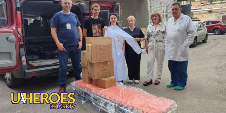 Передали медичні халати від Blau-Gelbes-Kreuz e.V. та медичну каталку від Caritas Мукачівської греко-католицької єпархії, - БО “БФ “Гуманітарний хаб “Схід-Захід”