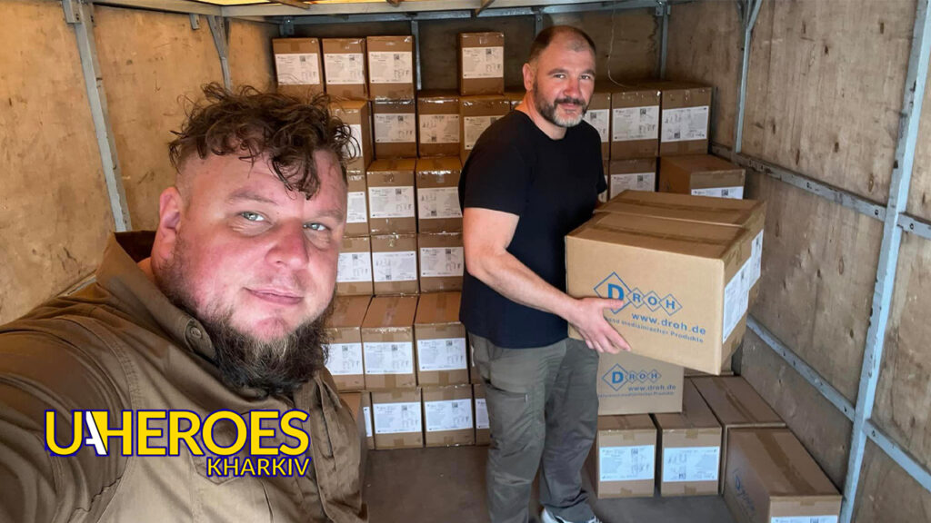 Волонтери Олег Абрамичев та Андрій Іванов передали міським лікарням Харківщини системи для переливання крові