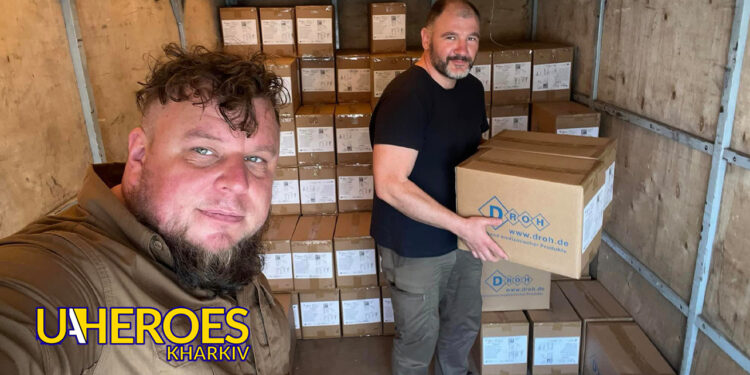 Волонтери Олег Абрамичев та Андрій Іванов передали міським лікарням Харківщини системи для переливання крові