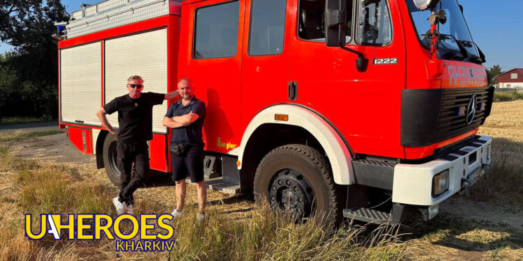 Олег Абрамичев та Сергій Жадан доставили чергову пожежну машину для Харкова