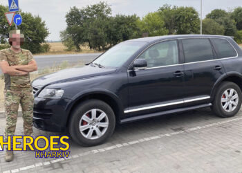 Волонтер Олег Абрамичев передав захисникам авто