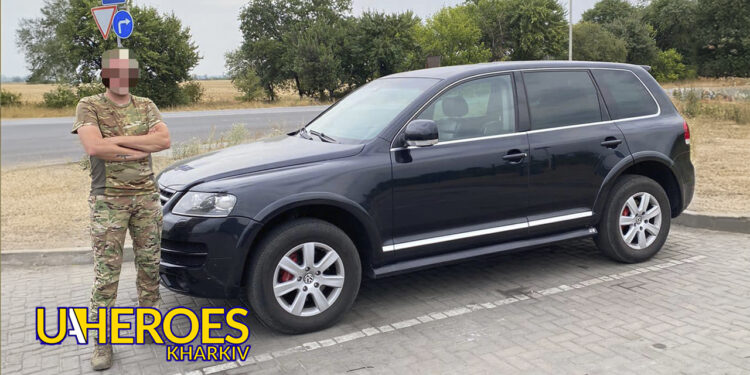 Волонтер Олег Абрамичев передав захисникам авто