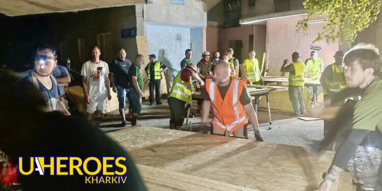Жахлива доба для Харкова: волонтери Гуманітарного ХАБу «Схід-Захід» допомагають ліквідовувати наслідки обстрілу