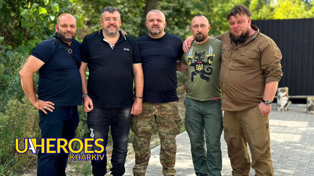 Волонтери Олександр Скорик та Олег Абрамичев привітали бійців військ зв'язку зі святом