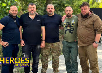 Волонтери Олександр Скорик та Олег Абрамичев привітали бійців військ зв'язку зі святом