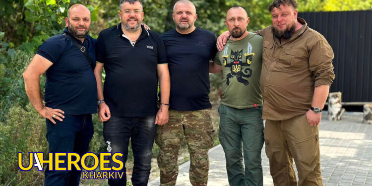 Волонтери Олександр Скорик та Олег Абрамичев привітали бійців військ зв'язку зі святом