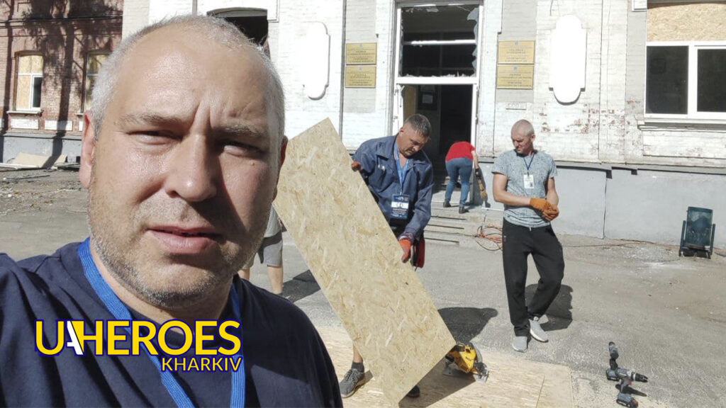 Спільна робота з волонтерами: ліквідація наслідків удару російської ракети поблизу лікарні в самому центрі Харкова, - БО “БФ “Гуманітарний хаб “Схід-Захід”