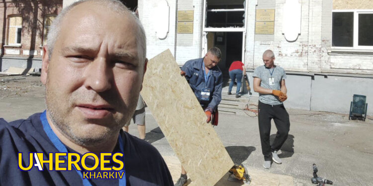 Спільна робота з волонтерами: ліквідація наслідків удару російської ракети поблизу лікарні в самому центрі Харкова, - БО “БФ “Гуманітарний хаб “Схід-Захід”