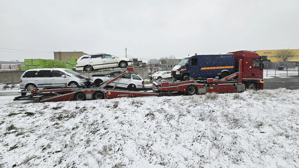 Ще один трал із технікою мчить до українського кордону, - Олег Абрамичев | Волонтер