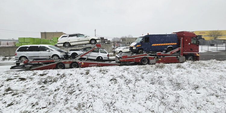 Ще один трал із технікою мчить до українського кордону, - Олег Абрамичев | Волонтер