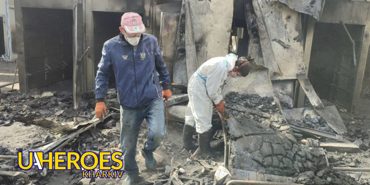 🛠️ Розбір завалів після удару шахедів по м’ясокомбінату “М’ясний” у Богодухові, - БО “БФ “Гуманітарний хаб “Схід-Захід”