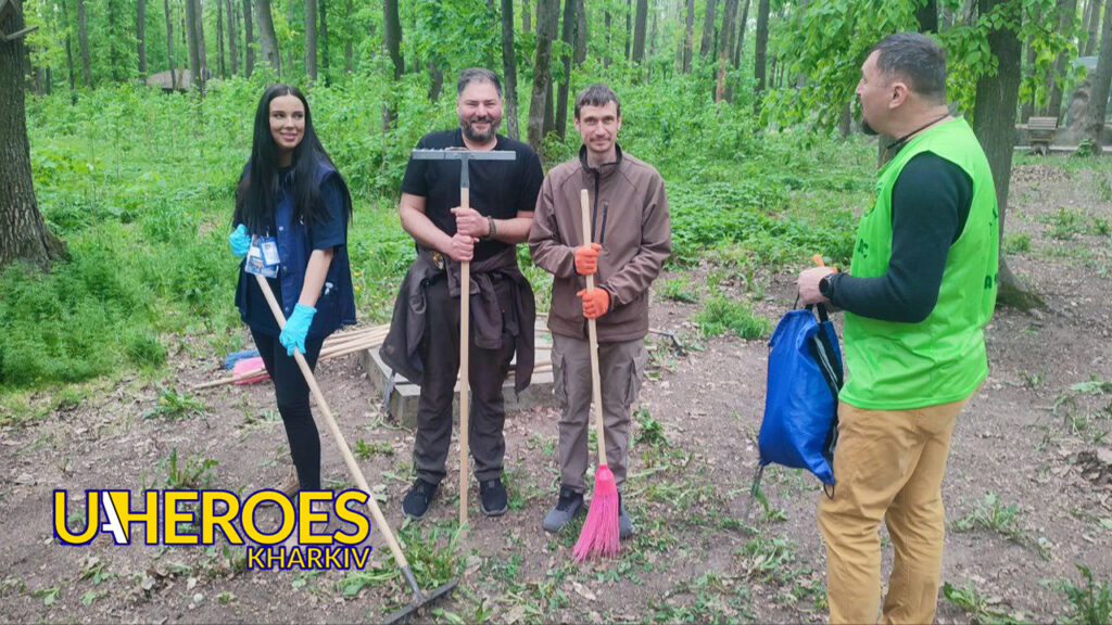 🌱 Волонтери прибрали територію Фельдман Екопарку після російських обстрілів, - БО “БФ “Гуманітарний хаб “Схід-Захід”