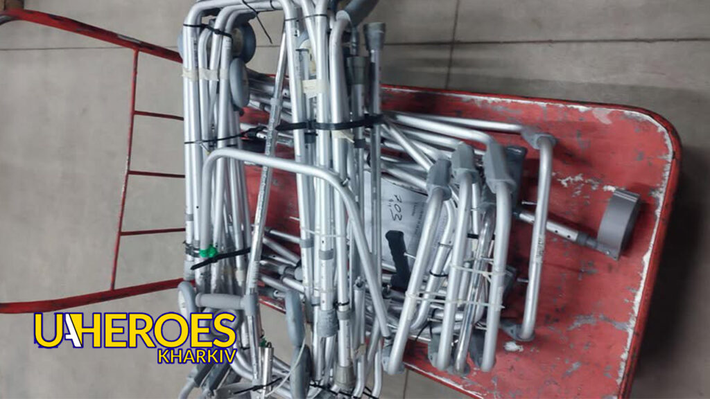 🚚 Отримали ще вантаж милиць та ходунків від волонтерів Великобританії, - БО “БФ “Гуманітарний хаб “Схід-Захід”