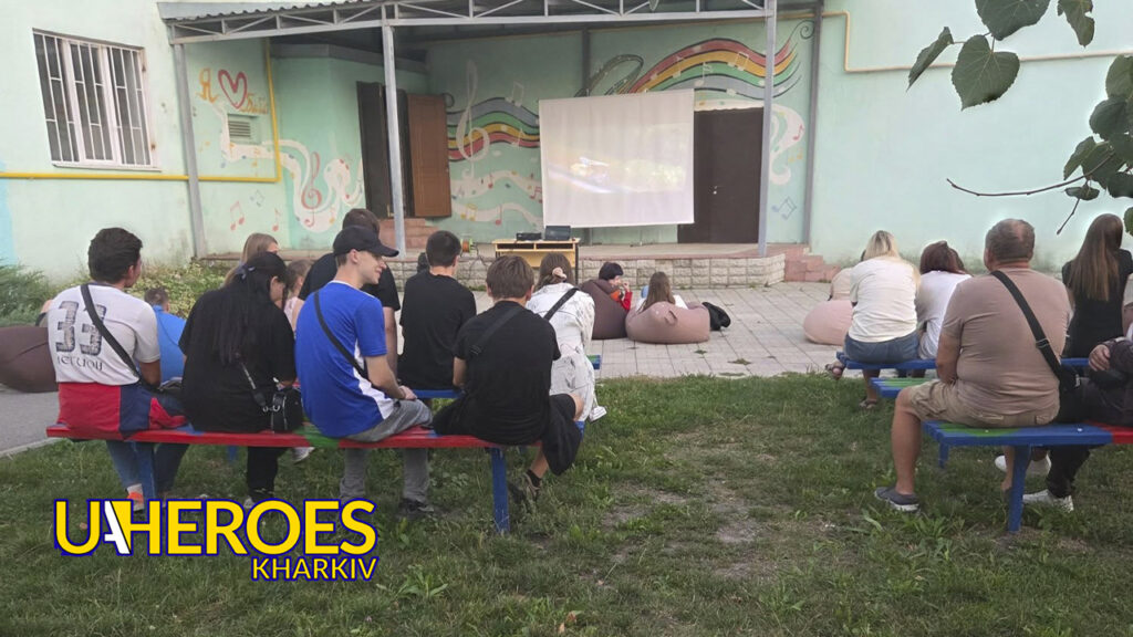 🎬 Кіно просто неба: у Бабаях показали «Дзідзьо Перший раз» під зоряним небом, - Молодіжний центр High Hub
