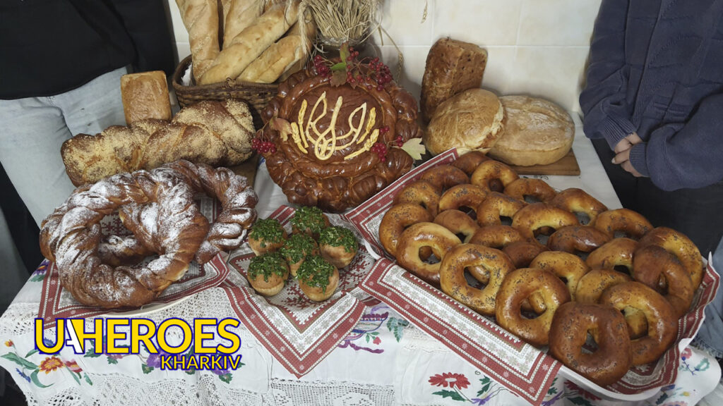 🍞 До Всесвітнього Дня Хліба Учні Ліцею "Дивосвіт" Передали Свіжу Випічку Воїнам ЗСУ, - Волонтерський центр допомоги "Люботин SOS"