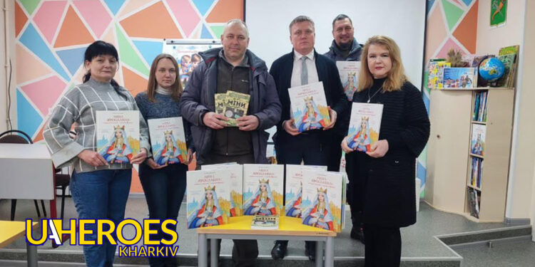 📚 До шкільної бібліотеки передали історичні книги та матеріали з мінної безпеки, - БО “БФ “Гуманітарний хаб “Схід-Захід”