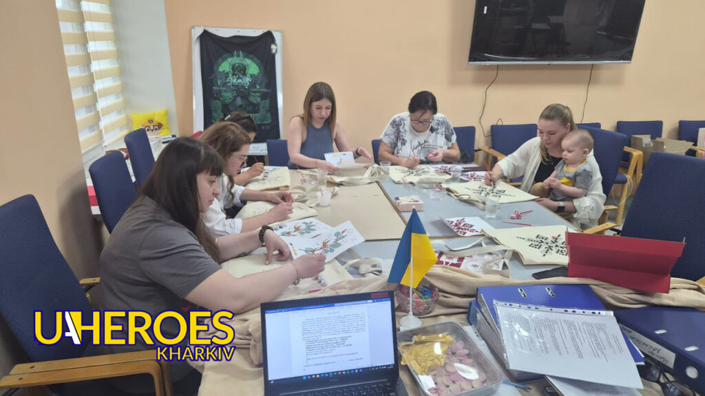 🎨 Провели майстер-клас із розмальовування екосумок для рідних наших захисників та захисниць, - ГО “Дружини ветеранів” 